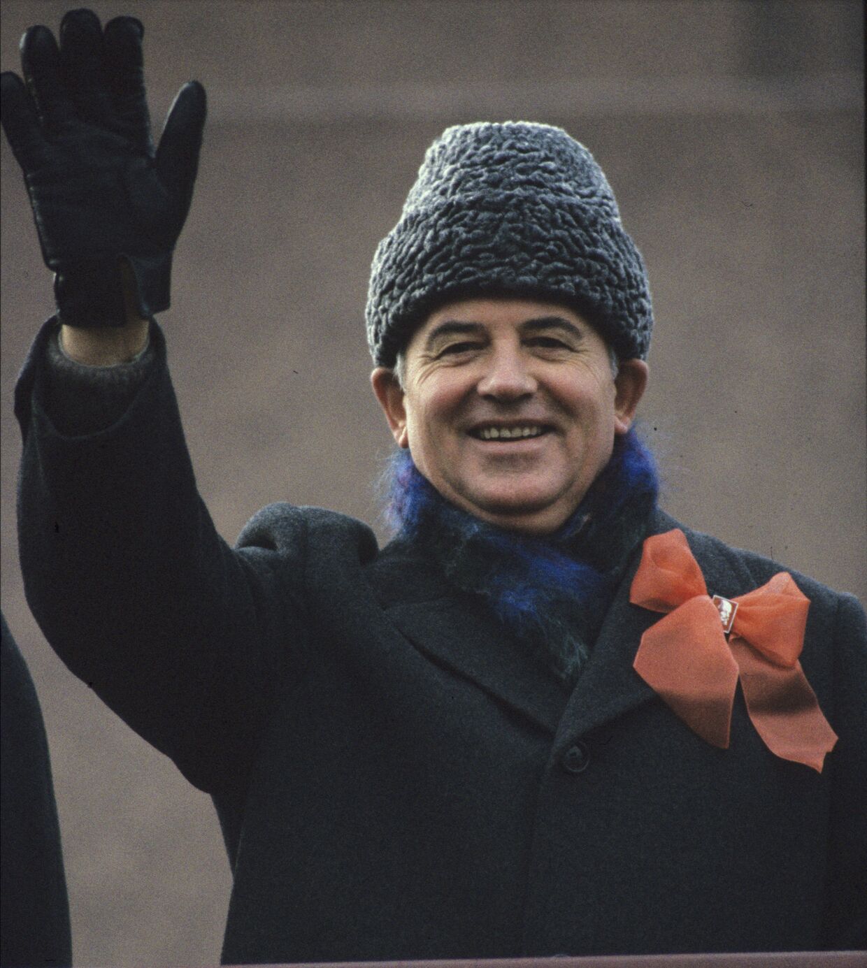 Генеральный секретарь ЦК КПCС Михаил Сергеевич Горбачев на трибуне мавзолея В.И. Ленина