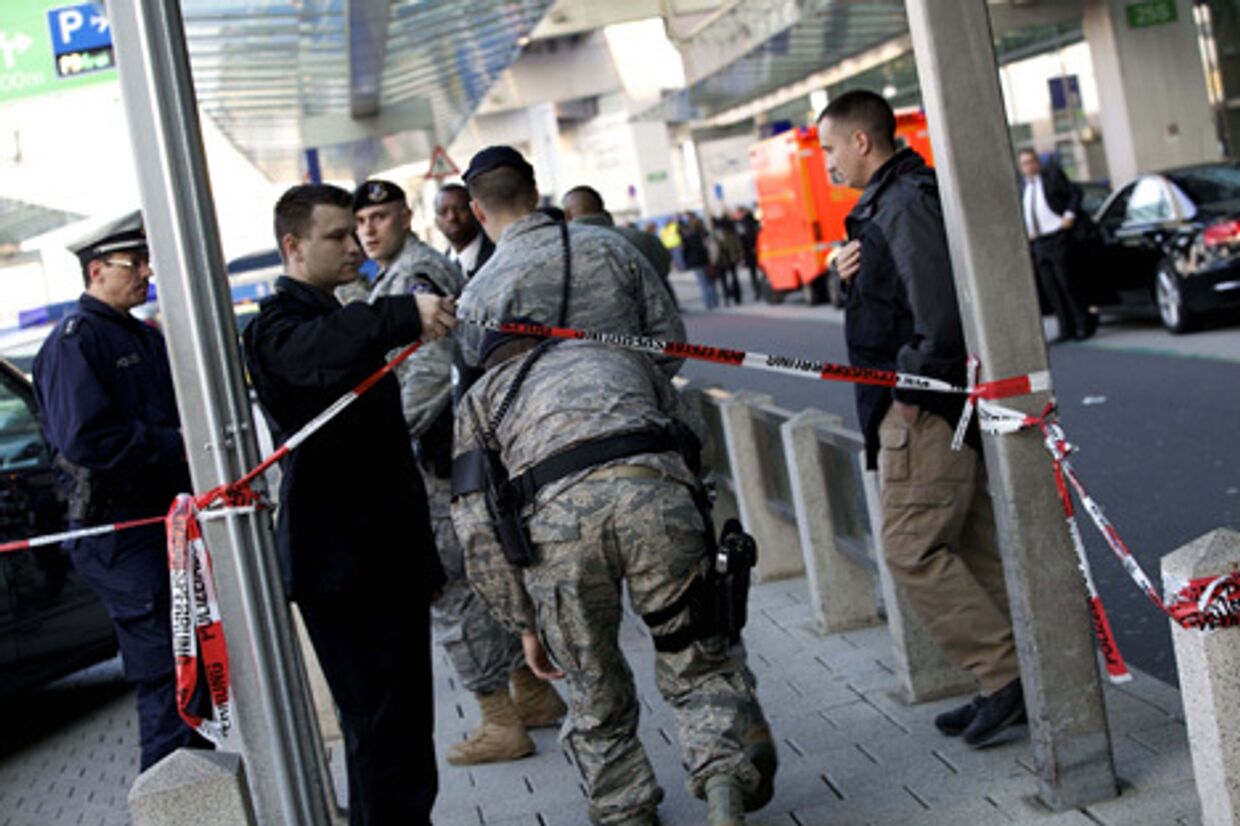 Аэропорт во Франкфурте, где был расстрелян автобус с американскими военными