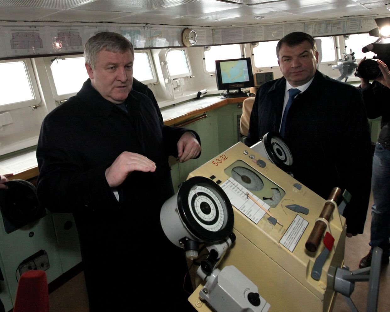 Министр обороны РФ Анатолий Сердюков посетил ракетный крейсер Варяг во Владивостоке