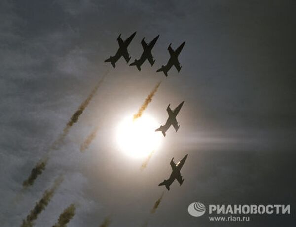 Учебно-тренировочные самолеты Су-49 в полете
