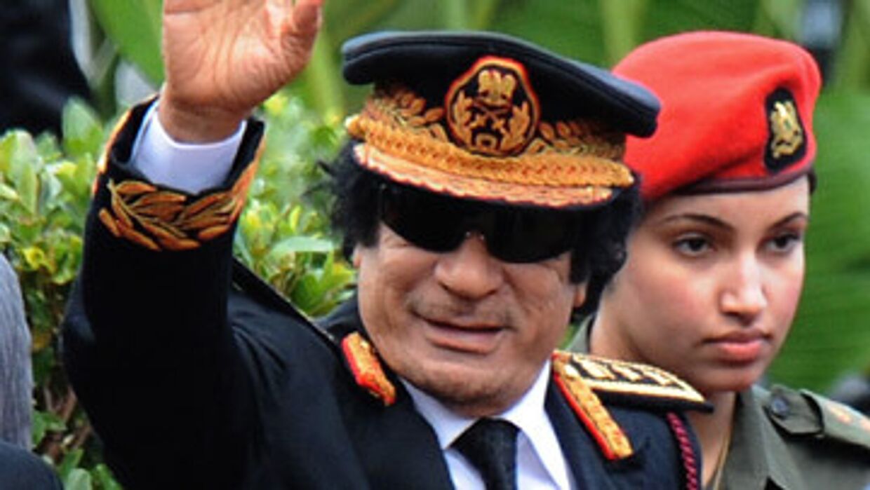 Каддафи в сопровождение телохранительниц