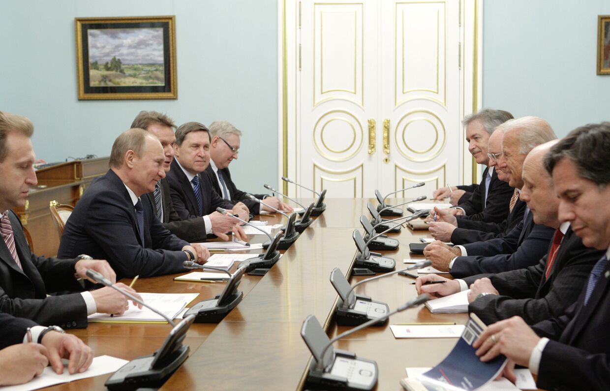 Премьер-министр РФ Владимир Путин встречается с Джозефом Байденом в Москве