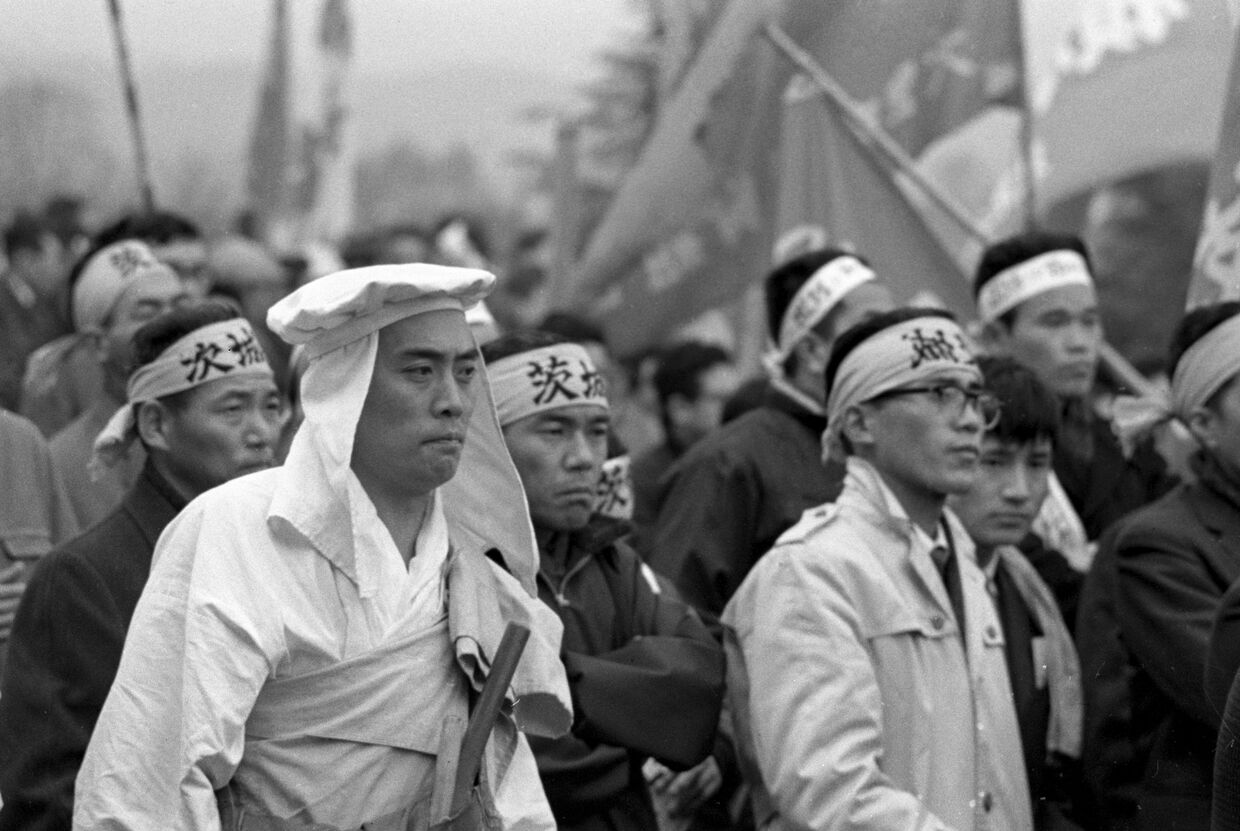 Демонстрация протеста трудящихся у американской военной базы Йокота