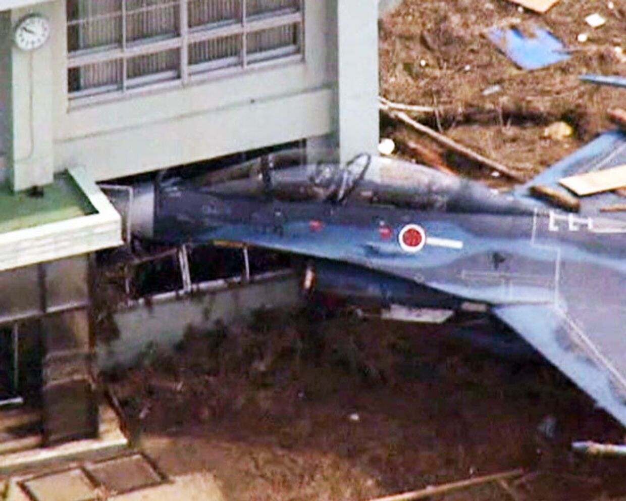 Японское телевидение показало последствия цунами на базе ВВС