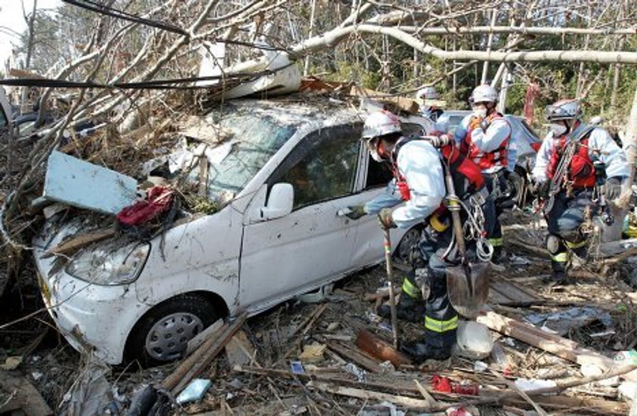 Поиск выживших и разбор завалов в разрушенных городах Японии