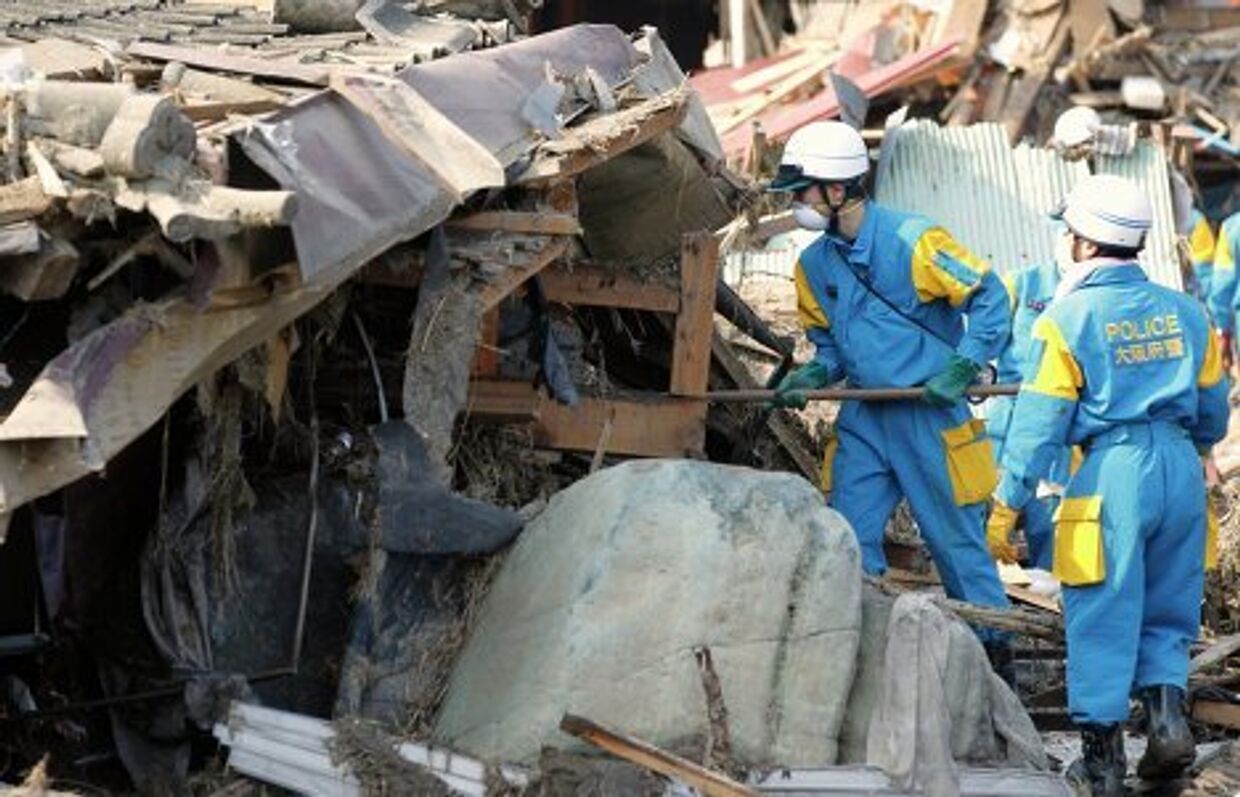 Поиск выживших и разбор завалов в разрушенных городах Японии