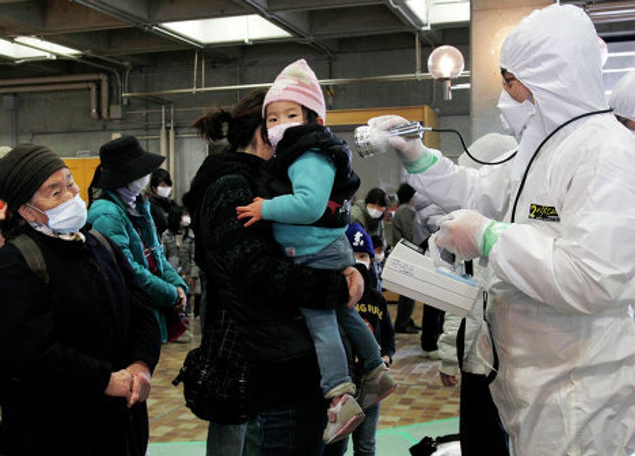 Эвакуированные из аварийной зоны радиации в Японии. Архив