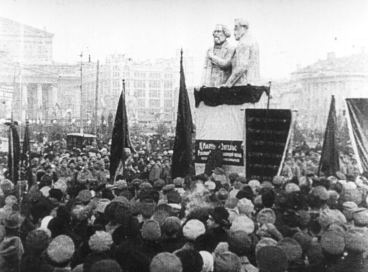 Кинокадр В.И. Ленин произносит речь...
