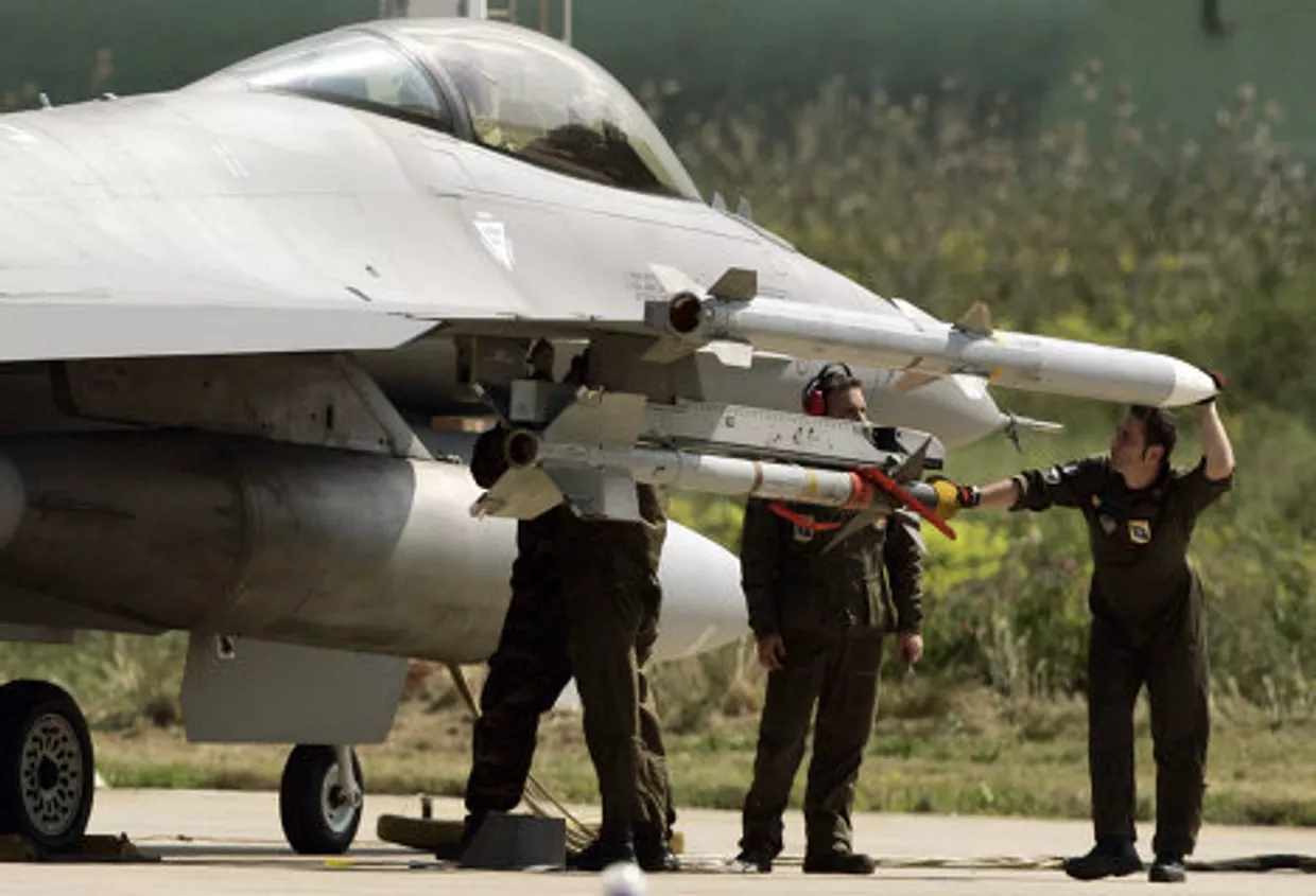 Подготовка итальянского истребителя Eurofighter 200 Тайфун на авиабазе Трапани, Сицилия Подготовка итальянского истребителя Eurofighter 200 Тайфун на авиабазе Трапани, Сицилия