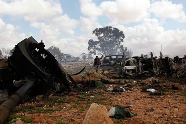 последствия авиаудара по силам Каддафи на южной окраине Бенгази
