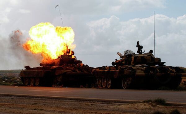 самолеты ВВС Франции уничтожили четыре ливийских танка на юго-западе города Бенгази