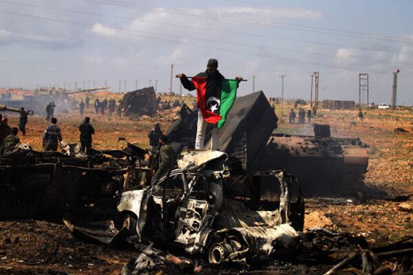 окраина Бенгази после авиаудара по силам Каддафи