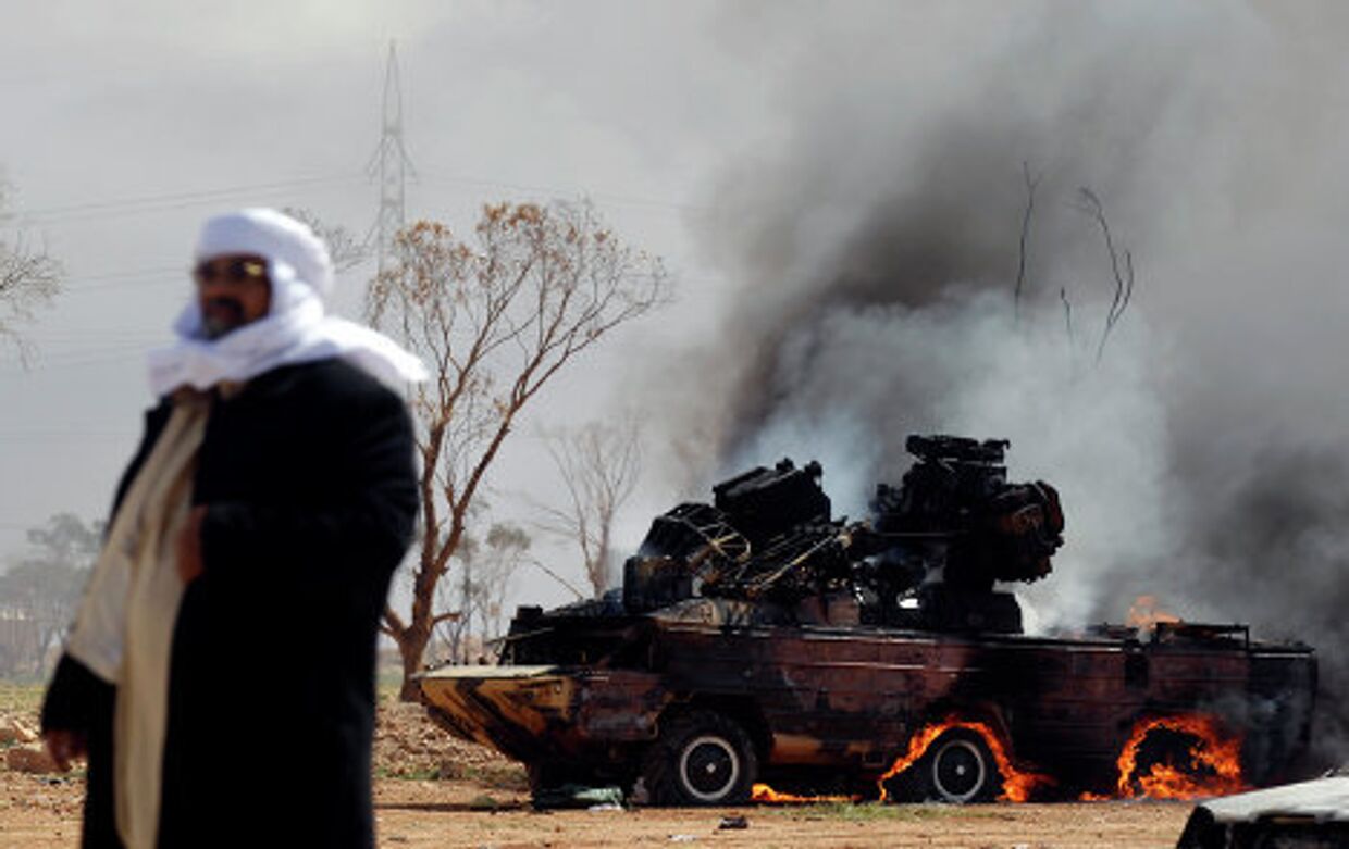 последствия авиаудара по силам Каддафи на окраине Бенгази