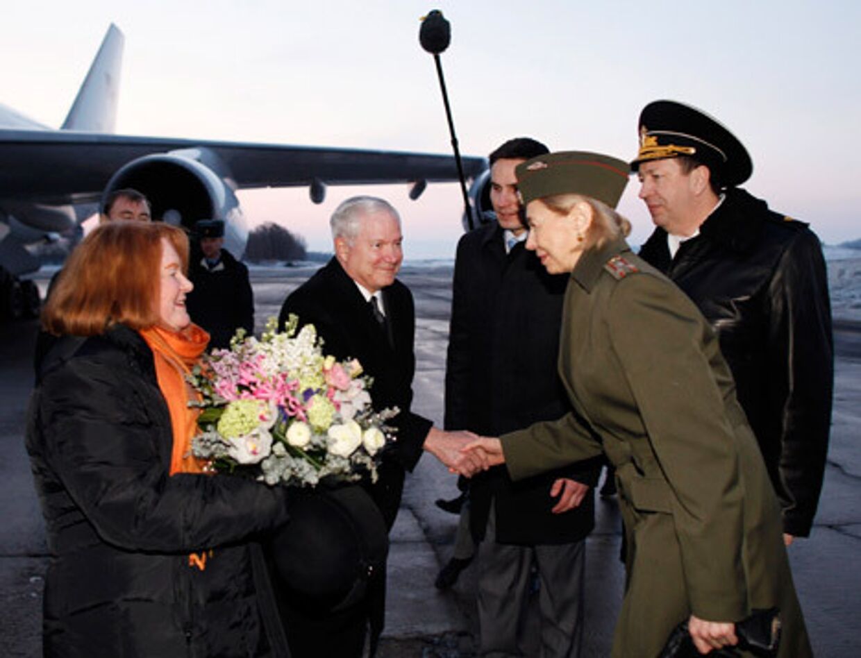 Министр обороны США Роберт Гейтс и его супруга в аэропорту Санкт-Петербурга
