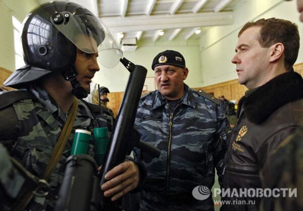 Президент РФ Д.Медведев посетил базу отряда ОМОН Зубр в Щелково