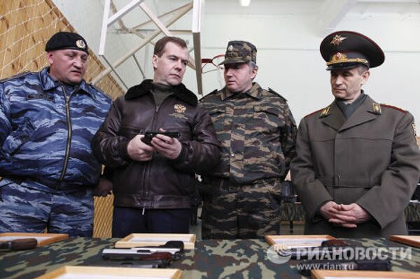 Президент РФ Д.Медведев посетил базу отряда ОМОН Зубр в Щелково