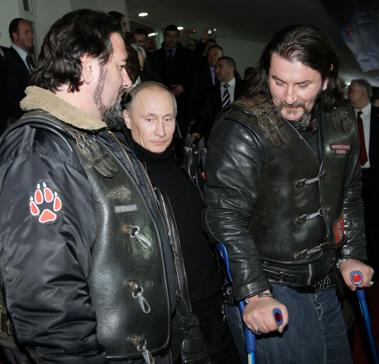 В.Путин встретился с представителями байкерского движения Ночные волки и посмотрел вместе с ними товарищеский матч