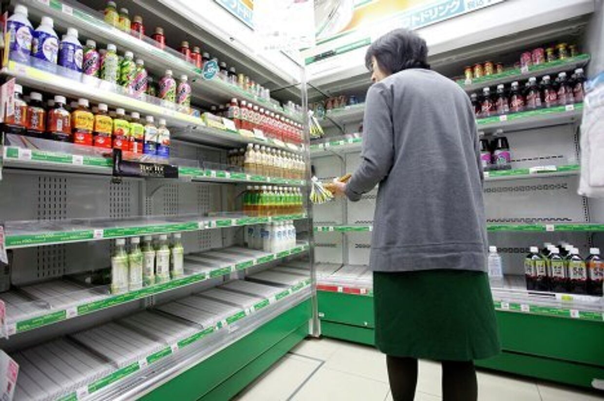 Ажиотаж вокруг питьевой воды наступил в Токио, жители буквально сметают бутилированную воду с прилавков магазинов