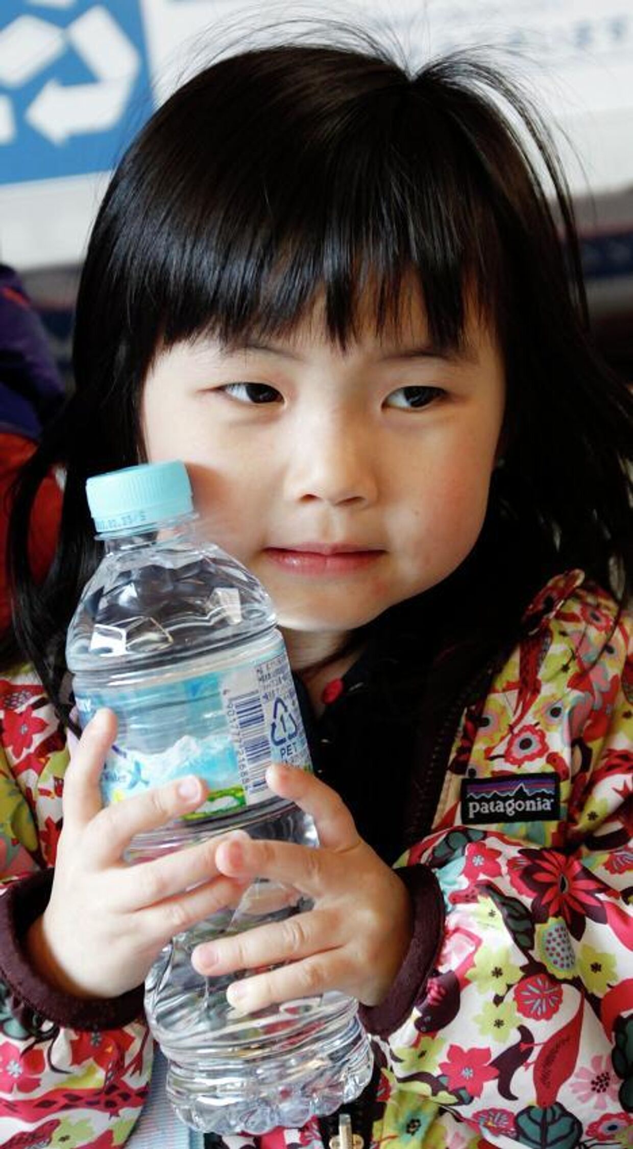 Ажиотаж вокруг питьевой воды наступил в Токио, жители буквально сметают бутилированную воду с прилавков магазинов