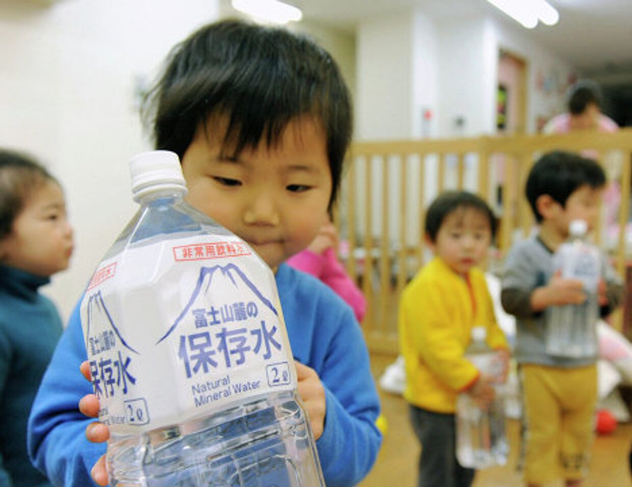 Раздача питьевой воды детям в Токио