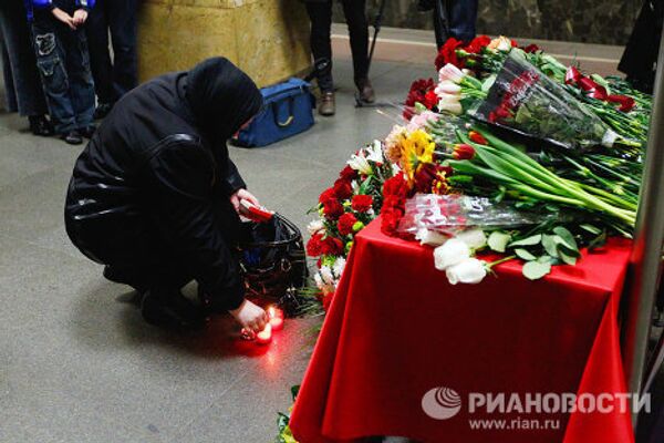 Цветы в память погибших год назад в московском метро