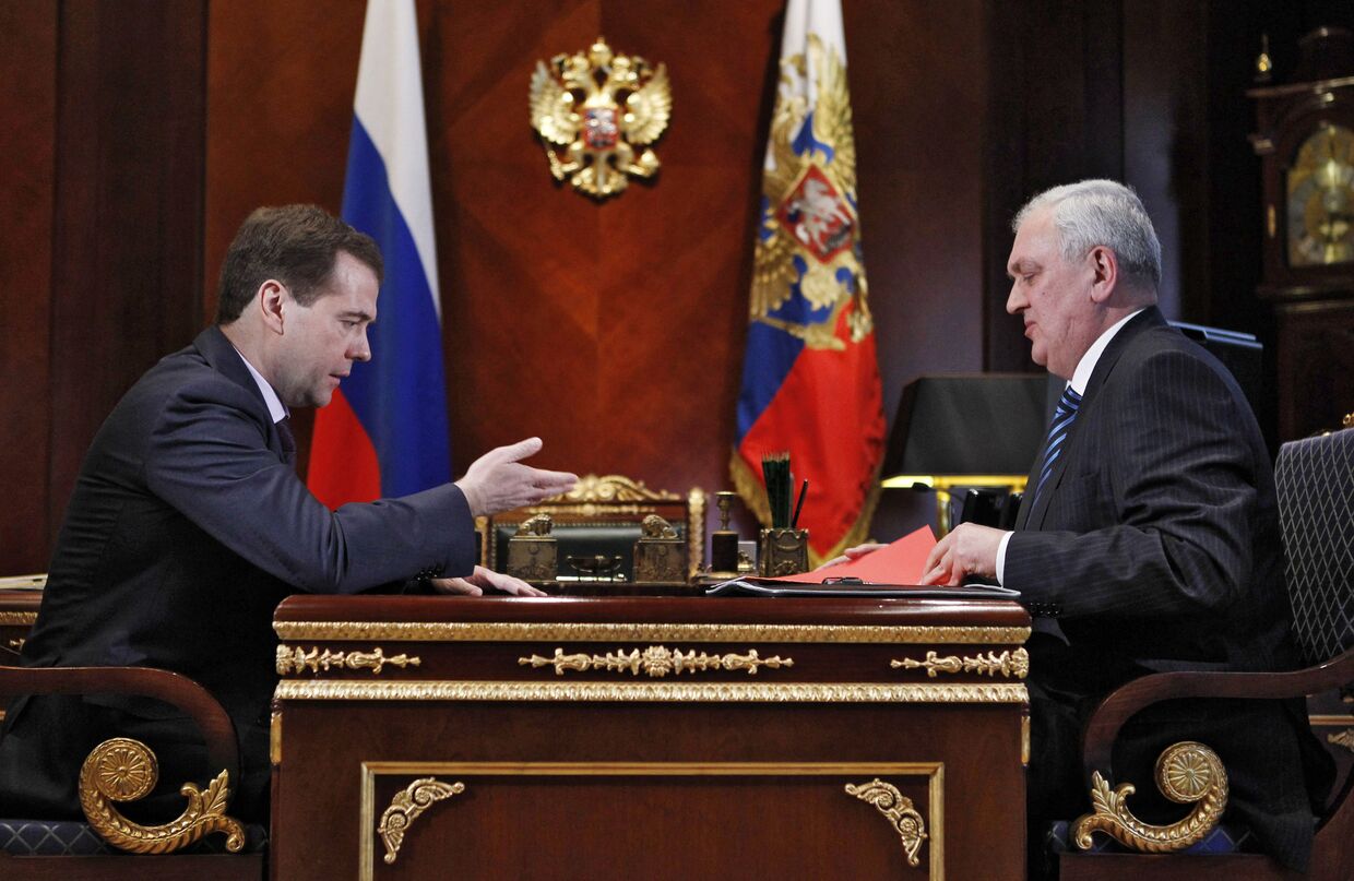 Президент РФ Д.Медведев провел встречу с первым замдиректора ФСБ С.Смирновым