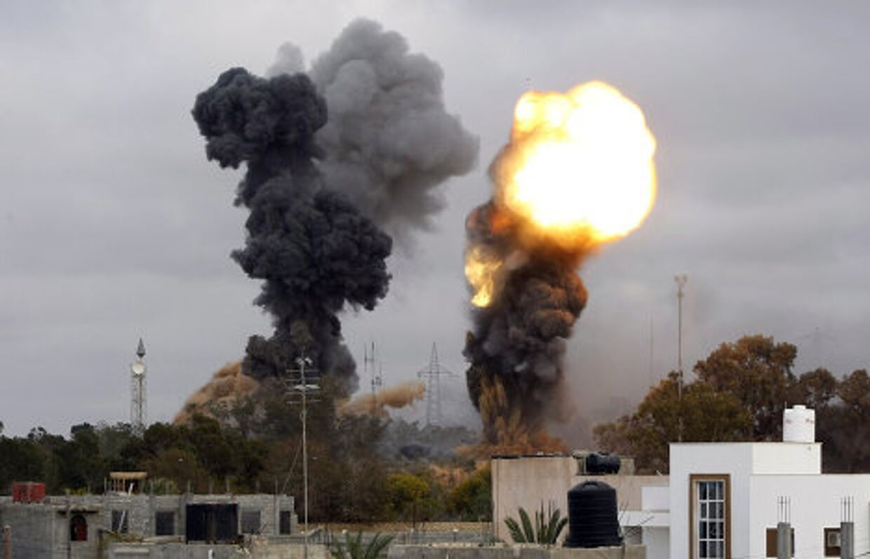 Очередные два взрыва прогремели в ночь на среду в непосредственной близости от резиденции ливийского лидера Маумара Каддафи в Триполи