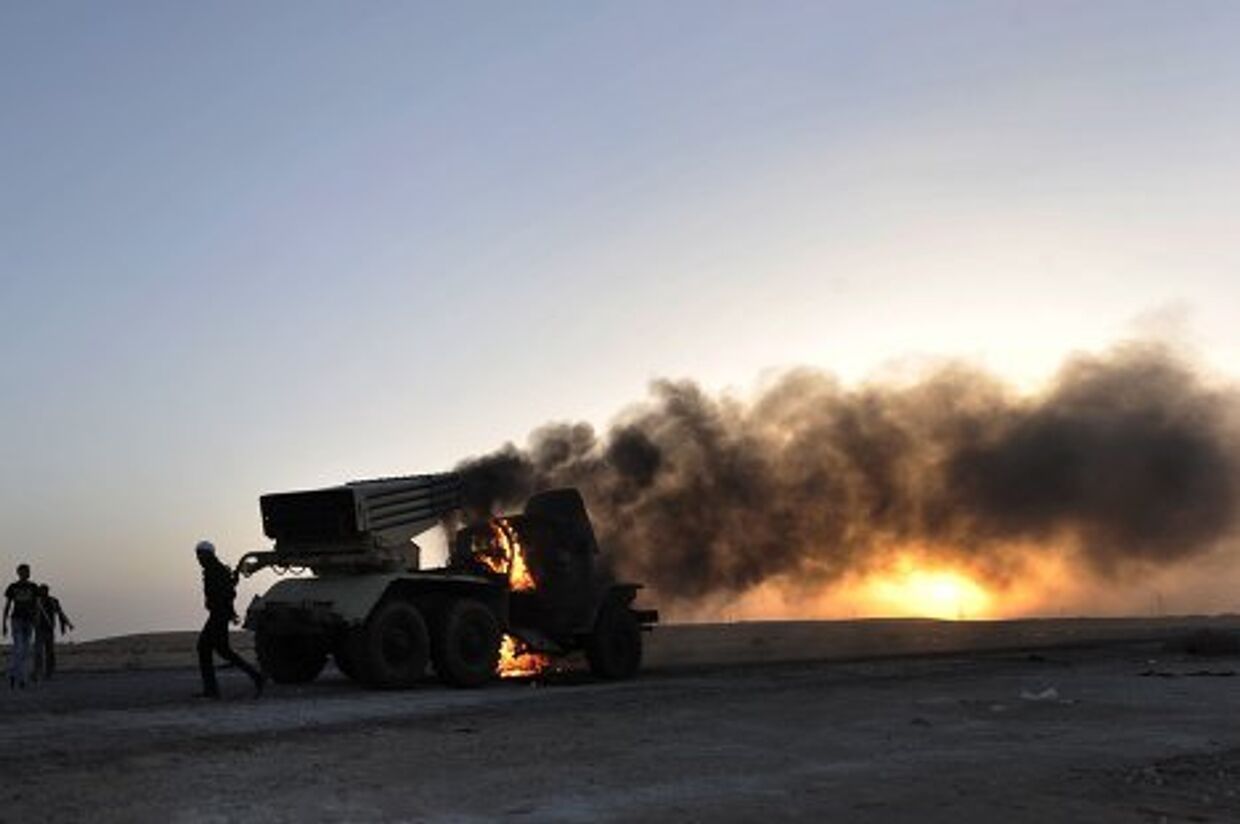 горящая военная техника в окрестностях ливийского города Рас-эль-Ануф