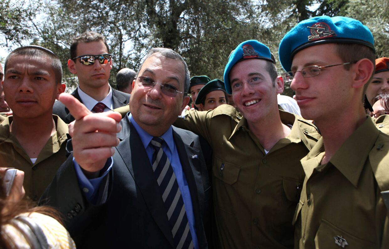 Министр обороны Израиля Эхуд Барак в одной из военных частей израильской армии
