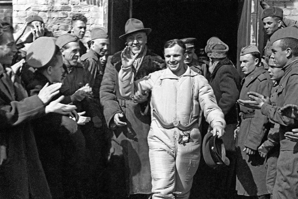 Ю.Гагарин после приземления Ю.Гагарин после приземления