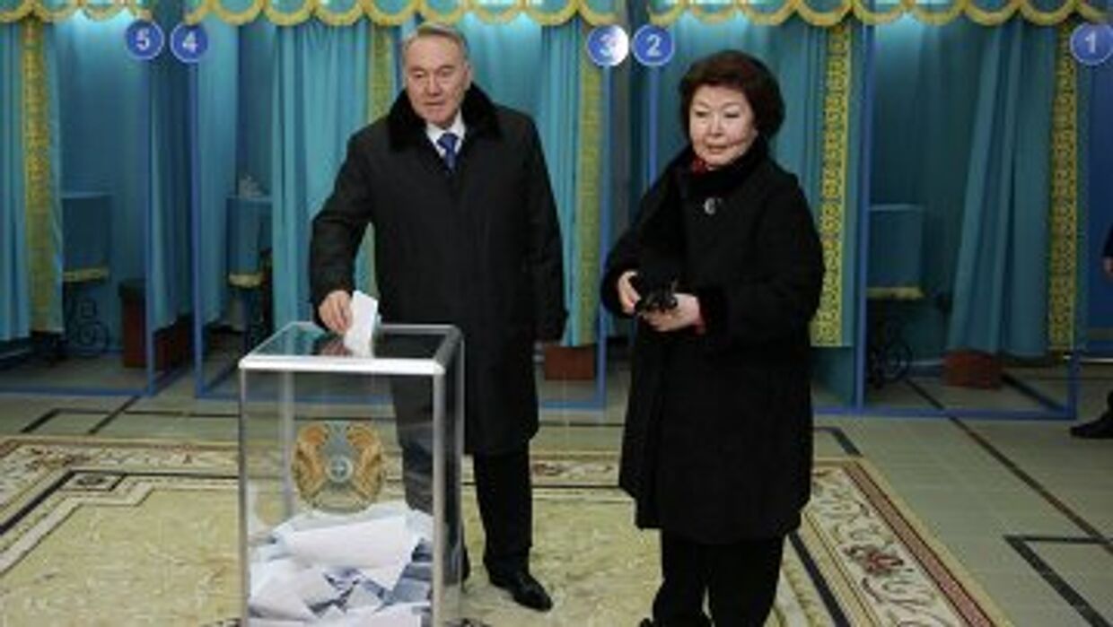 Нурсултан Назарбаев голосует на выборах президента Казахстана