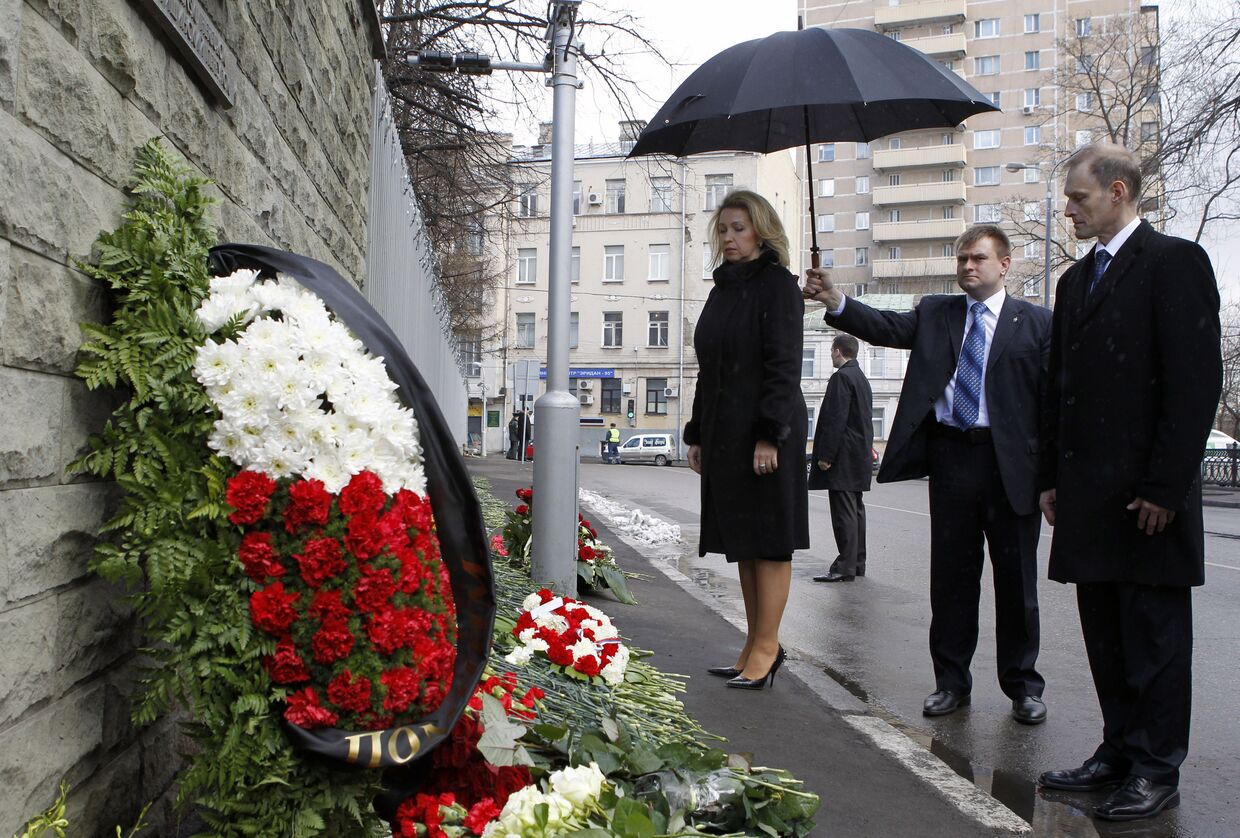 Супруга президента РФ С.Медведева посетила посольство Польши в день годовщины трагедии под Смоленском