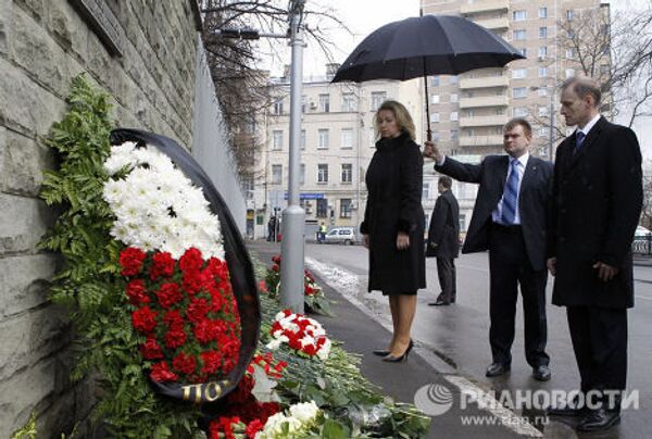 Супруга президента РФ С.Медведева посетила посольство Польши в день годовщины трагедии под Смоленском