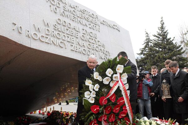 Ярослав Качинский возлагает цвети к мемориалу смоленской катастрофы в варшаве