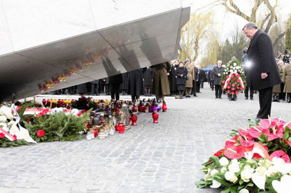 Бронислав Комаровский возлагает цвети к мемориалу смоленской катастрофы в варшаве
