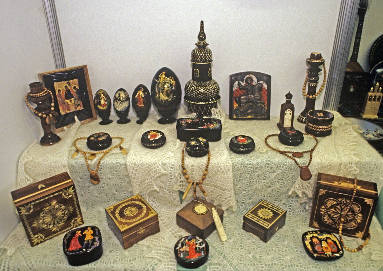 Экспонаты, представленные на выставке Художественные изделия и народные промыслы.