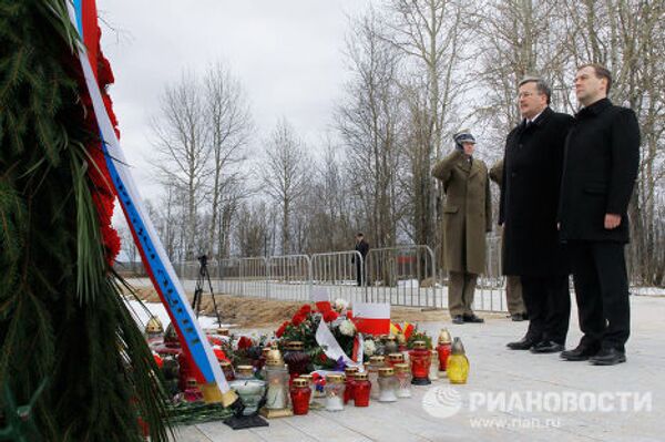Возложение венков к мемориальному знаку на месте авиакатастрофы польского президентского самолета