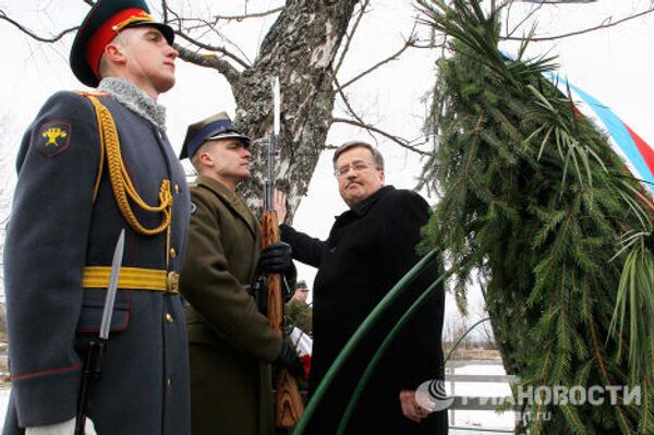 Дмитрий Медведев и Бронислав Коморовский на месте крушения самолета польского президента Леха Качиньского