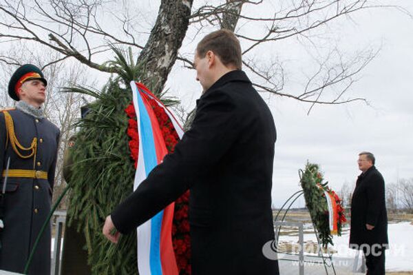 Дмитрий Медведев и Бронислав Коморовский на месте крушения самолета польского президента Леха Качиньского