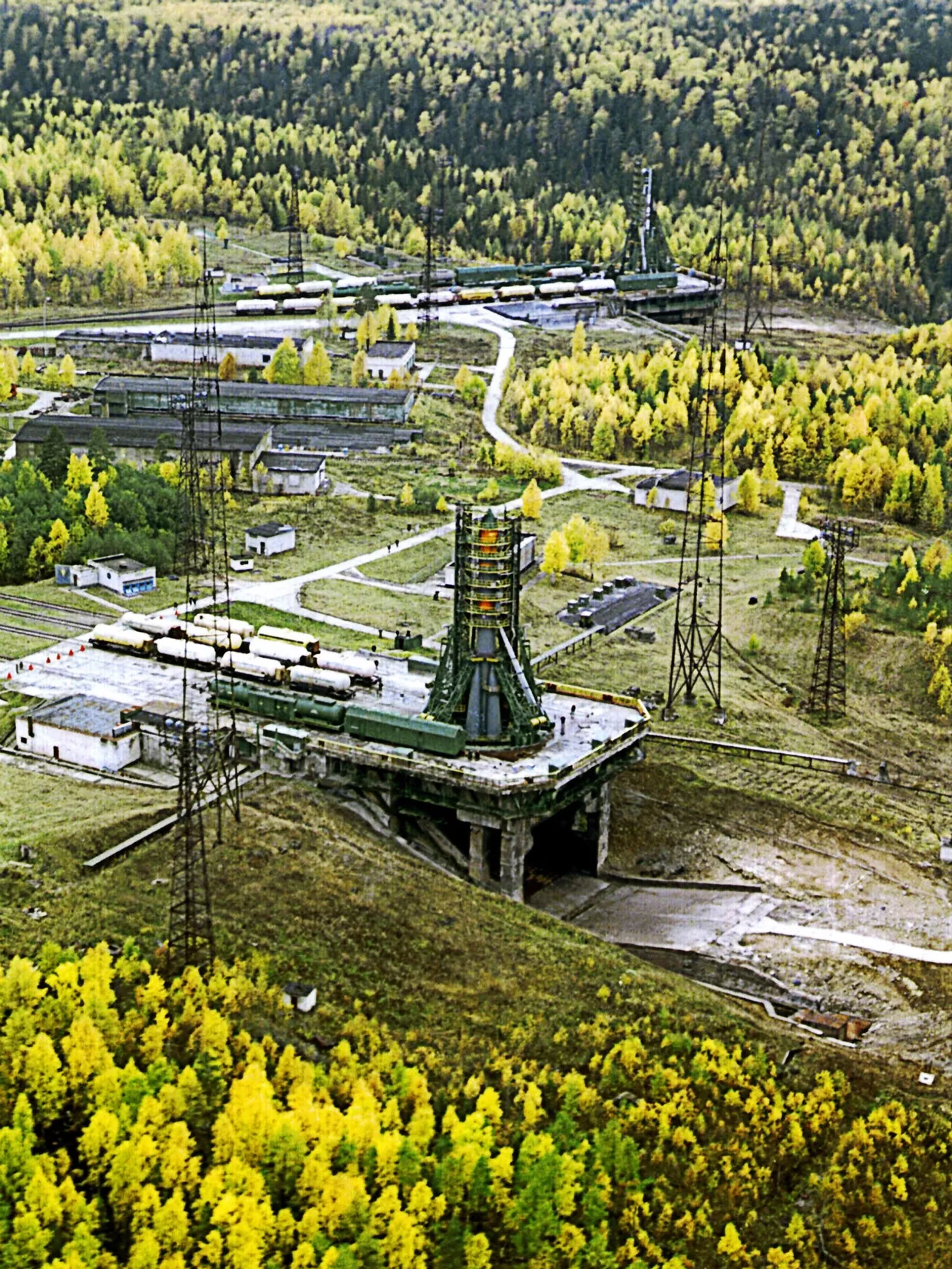 Установка ракеты-носителя «Союз на стартовой площадке космодрома Плесецк Установка ракеты-носителя «Союз на стартовой площадке космодрома Плесецк