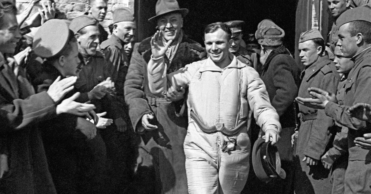 Ю.Гагарин после приземления
