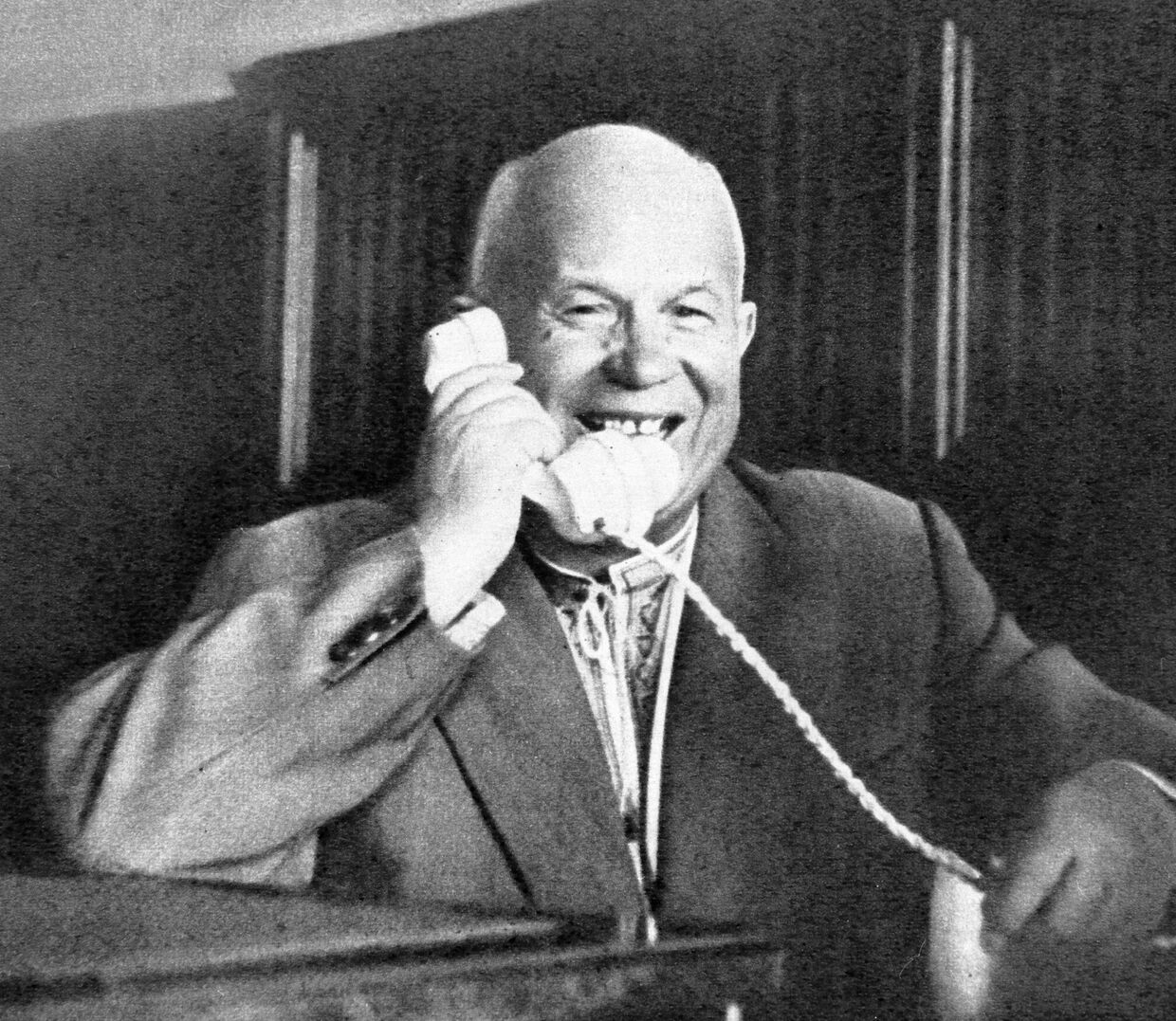 Хрущев говорит по телефону Гагариным