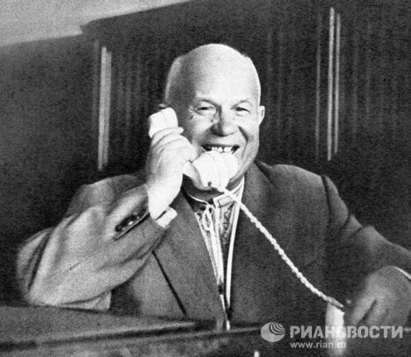 Хрущев говорит по телефону Гагариным