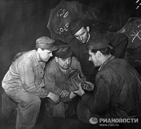 Рабочие завода «ЧКД» слушают по радио сообщение о полете Гагарина