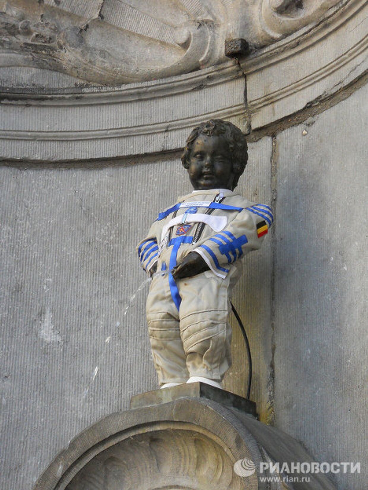 Писающий мальчик в Брюсселе оделся в космический скафандр