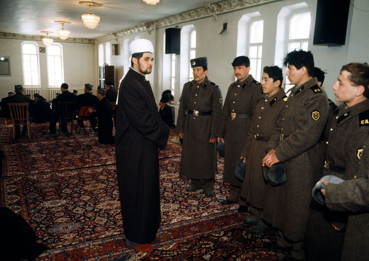 Наставление имама солдатам в московской мечети.