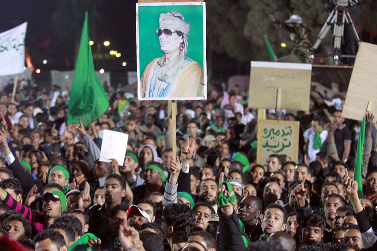Дочь Каддафи Аиша выступила перед толпой с крыши резиденции лидера Джамахирии