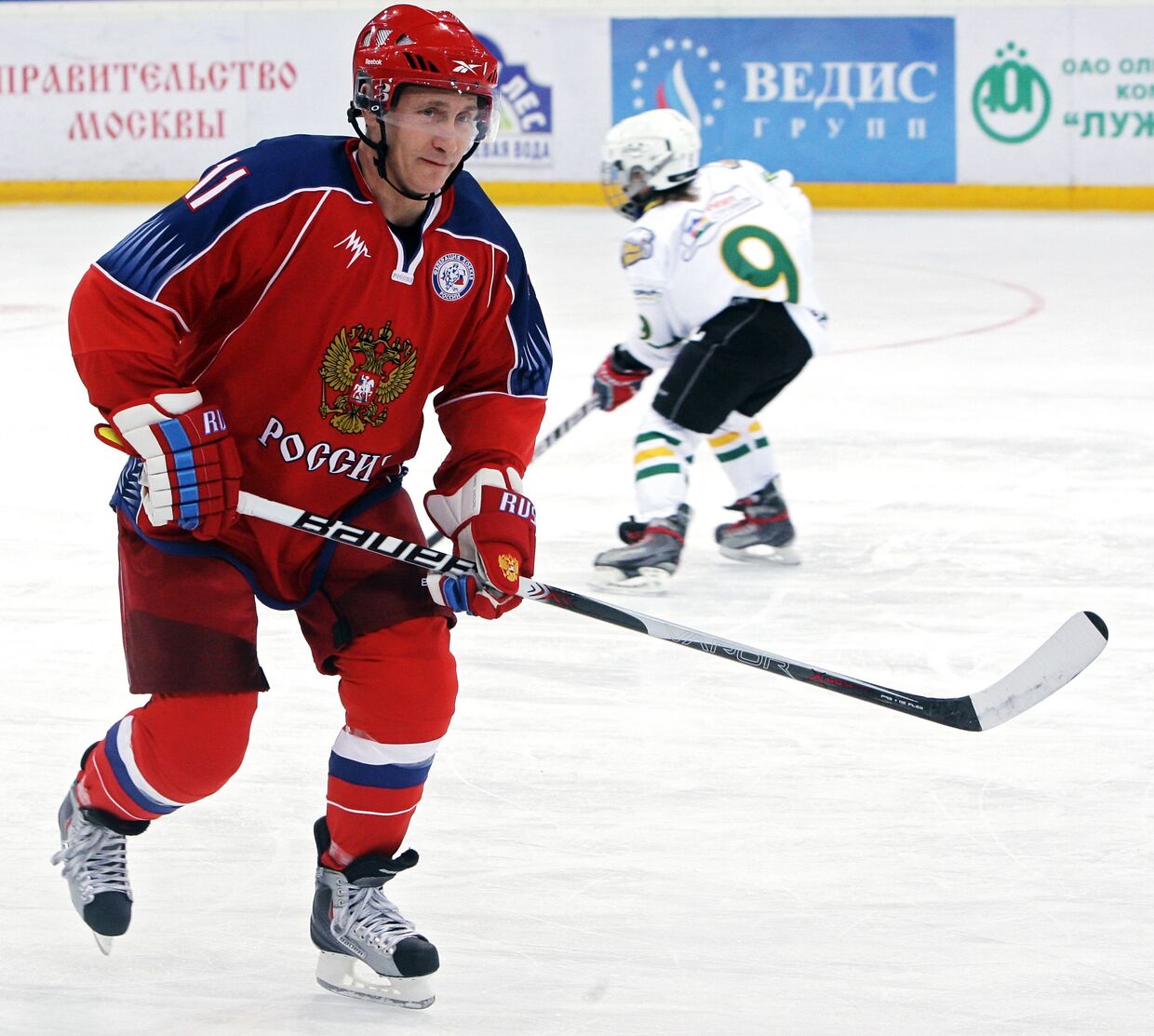 Премьер-министр РФ Владимир Путин принимает участие в тренировке юных хоккеистов перед финалом турнира Золотая шайба
