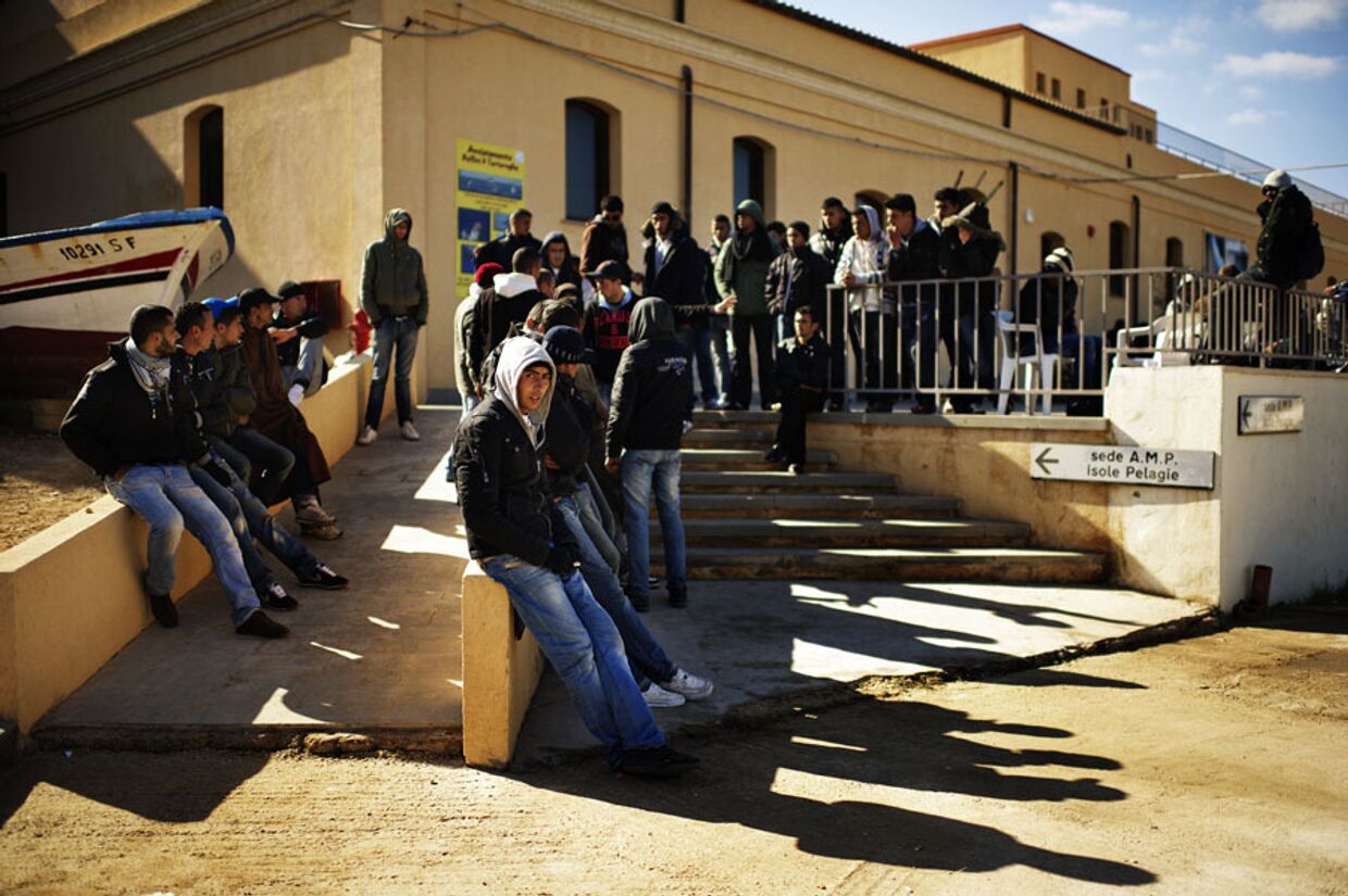беженцы из туниса получают разрешение на временное проживание
