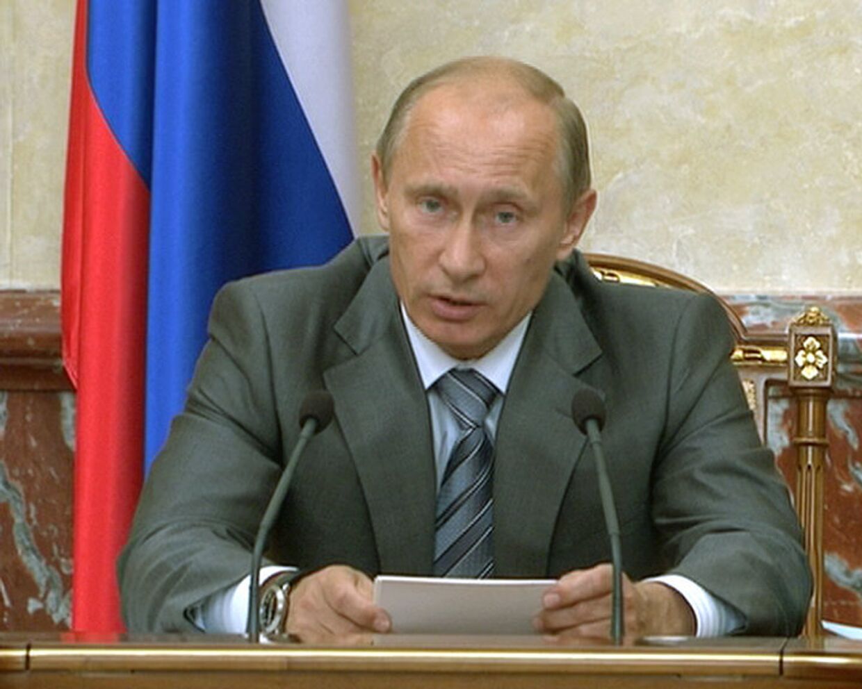 Путин обещает рост пенсий и частичный пересмотр налогов в 2011 году
